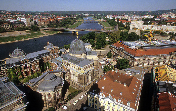 Dresden Bick von der Kuppel der Frauenkirche: Neustadt, Elbe, Altstadt Albertbrücke Albertinum Carolabrücke Kunstakademie Neustädter Elbufer Sächsische Staatskanzlei Sächsisches Staatsministerium der Finanzen Staatskanzlei Synagoge