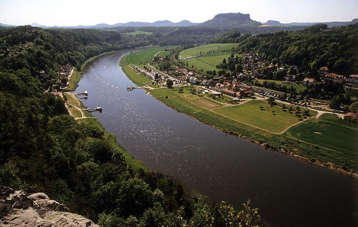 Sächsische Schweiz Blick von der Bastei: Elbe, Rathen (links Niederrathen, rechts Oberrathen) Lilienstein