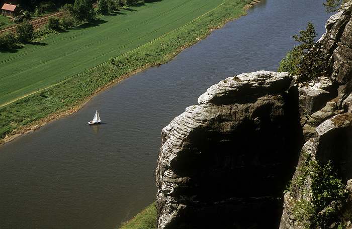 Blick von der Bastei: Elbe mit Segelboot, Elbsandsteingebirge Sächsische Schweiz