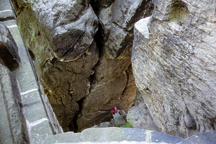 Bastei: Blick von der Basteibrücke: Felsspalte mit Kletterern Sächsische Schweiz