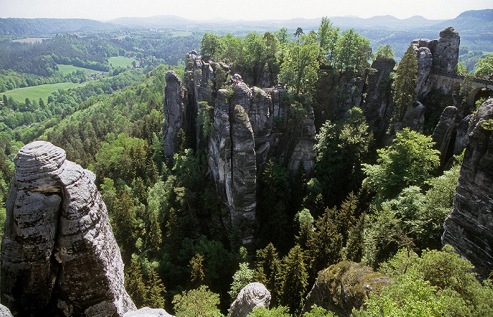 Sächsische Schweiz Blick von der Bastei: Elbsandsteingebirge Basteibrücke