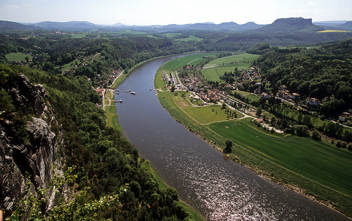 Sächsische Schweiz Blick von der Bastei: Elbe, Rathen (links Niederrathen, rechts Oberrathen), Elbsandsteingebirge Lilienstein