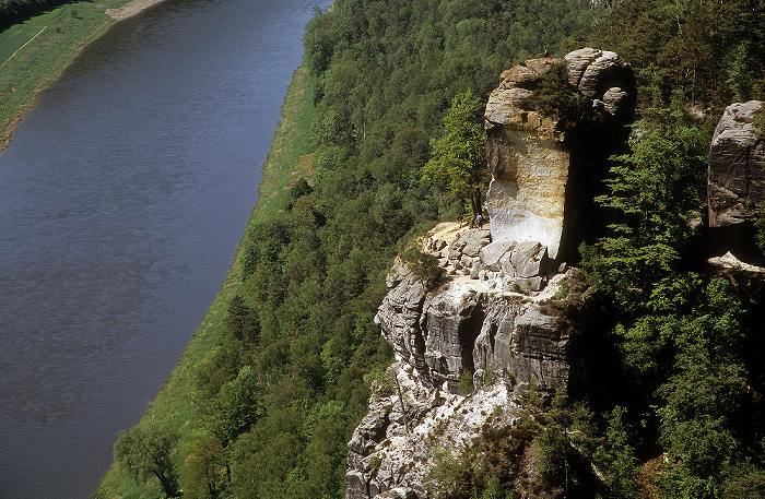 Sächsische Schweiz Blick von der Bastei: Elbe, Elbsandsteingebirge mit Wartturm