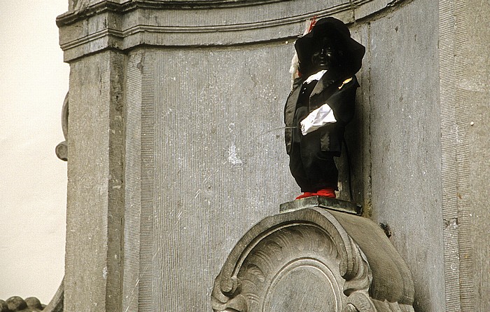 Ecke Rue de l'Etuve und Rue des Grands Carmes: Manneken Pis mit Kostüm Brüssel