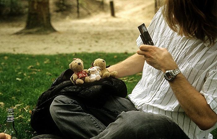 Brüssel Parc de Bruxelles (Warandepark): Teddine und Teddy bei Freunden