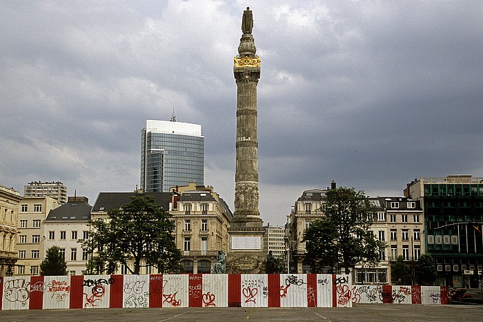 Brüssel Place du Congres (Congresplein): Grabmal des unbekannten Soldaten Tour Madou Plaza
