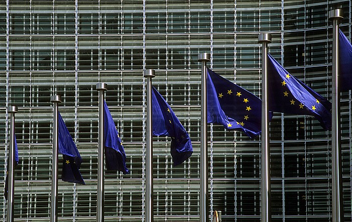 Brüssel Europaviertel: Europaflaggen vor dem Berlaymont-Gebäude