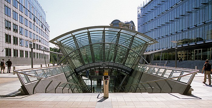 Europaviertel: Esplanade des Europäischen Parlaments mit Bahnhof Brüssel-Luxemburg Brüssel