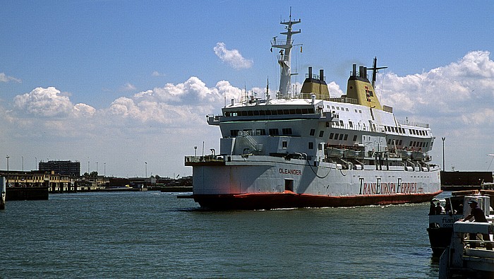 Ostende Hafen: Auslaufende Fähre