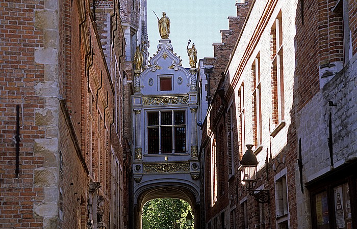 Blinde-Ezelstraat: Verbindung zwischen Rathaus (Stadhuis) (links) und Brügger Freiamt (Brugse Vrije) Brügge
