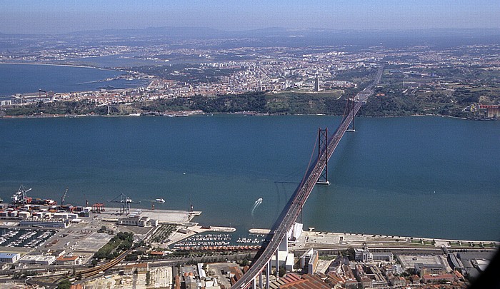 Lissabon Alcântara, Tejo, Ponte 25 de Abril, Statue Cristo-Rei (Almada) Luftbild aerial photo