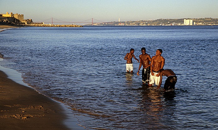 Oeiras Costa de Lisboa: Praia de Santo Amaro, Mündung des Tejo in den Atlantik