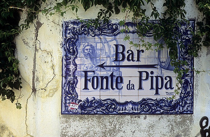 Centro Histórico: Azulejo mit Hinweis zur Bar Fonte de Pipa Sintra