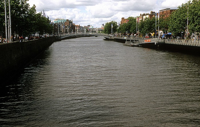 Dublin Blick von der O'Connell Bridge: Liffey mit der Ha'penny Bridge River Liffey