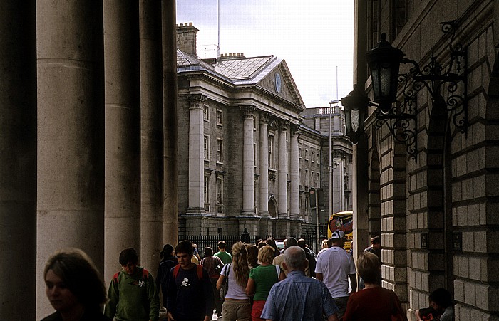 Westmoreland Street: Irish Houses of Parliament (Bank of Ireland, vorne), Trinity College Dublin