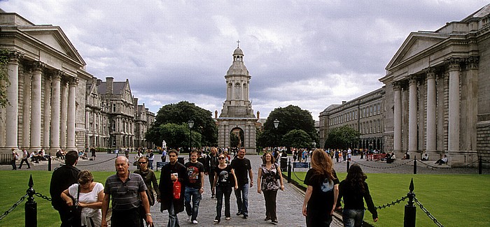 Dublin Trinity College: Library Square mit dem Campanile