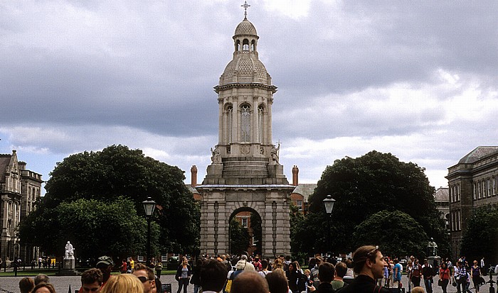 Trinity College: Library Square mit dem Campanile Dublin