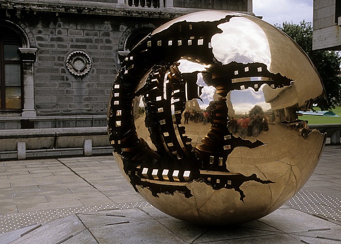Dublin Trinity College: Sphere Within Sphere (von Arnaldo Pomodoro)