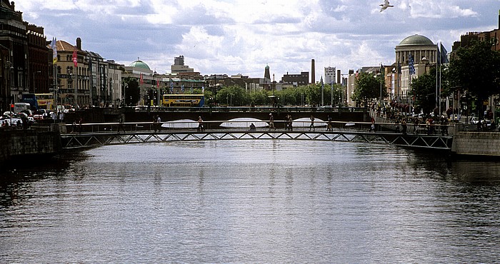 Blick von der Ha'penny Bridge: Liffey mit der Millennium Bridge und Grattan Bridge (hinten) Dublin