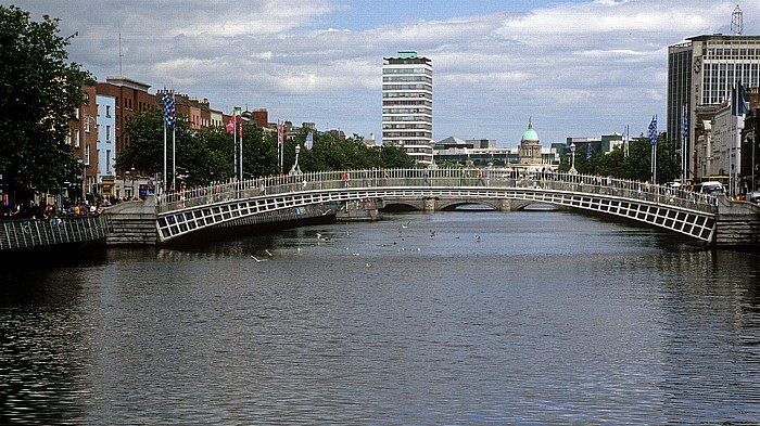 Dublin Blick von der Millennium Bridge: Liffey mit der Ha'penny Bridge und O'Connell Bridge (hinten) Liberty Hall Tower O'Connell Bridge House River Liffey The Custom House