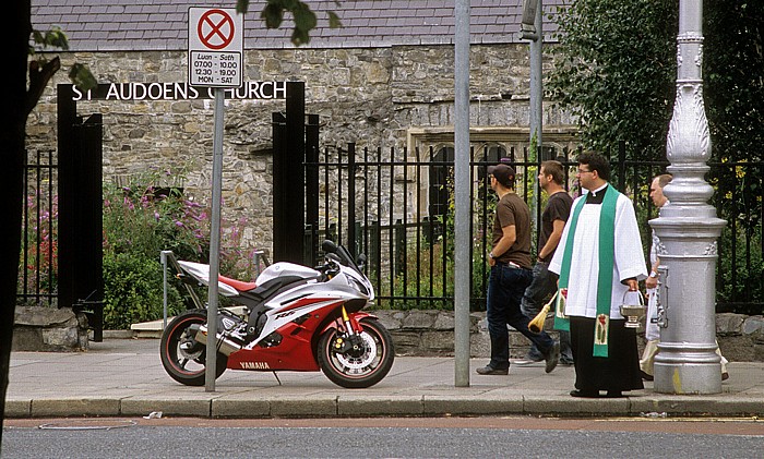 Dublin High Street: St. Audoen's Church: Pfarrer für die Autosegnung