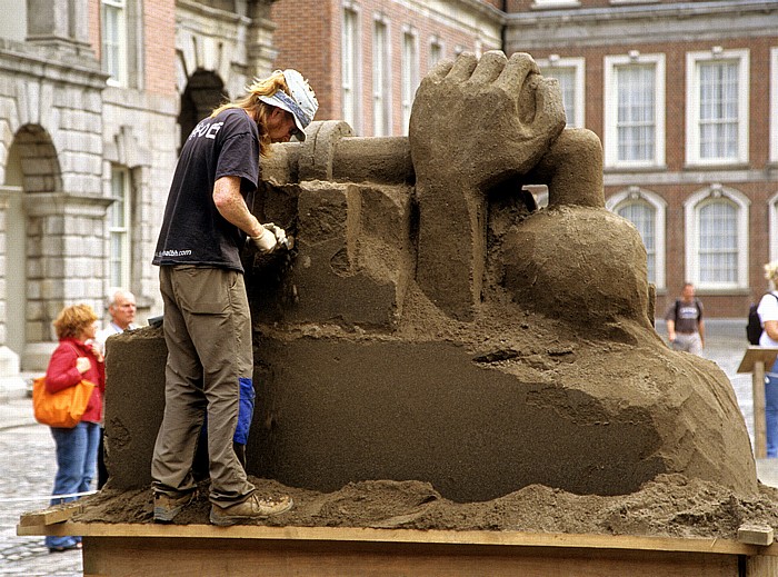 Dublin Castle: Great Courtyard (Upper Castle Yard): Sandskulpturen-Ausstellung Dublin