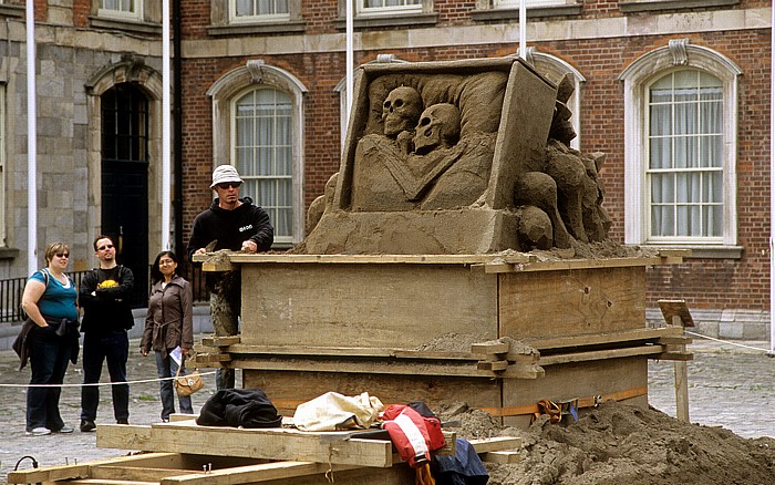 Dublin Castle: Great Courtyard (Upper Castle Yard): Sandskulpturen-Ausstellung