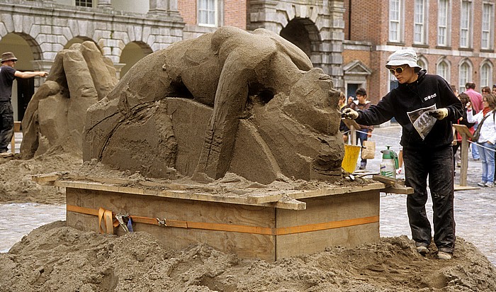 Dublin Castle: Great Courtyard (Upper Castle Yard): Sandskulpturen-Ausstellung Dublin