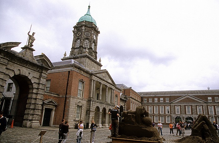 Dublin Castle: Great Courtyard (Upper Castle Yard): Sandskulpturen-Ausstellung