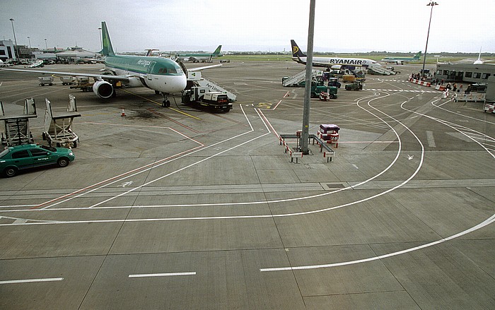 Flughafen Dublin: Flugzeuge der Aer Lingus und von Ryanair Dublin