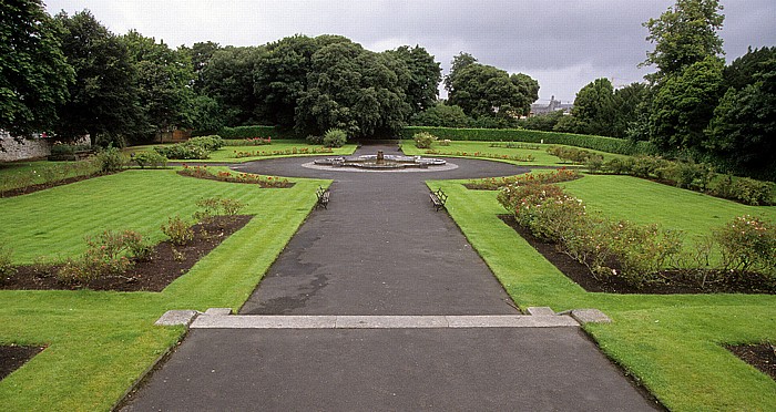 Blick von Kilkenny Castle: Killkenny Castle Gardens - Rose Garden (Rosengarten)