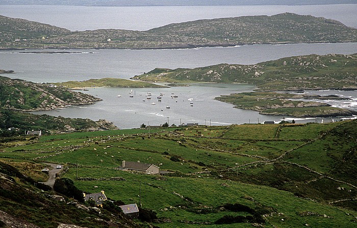 Blick vom Coomakesta Pass (Ring of Kerry): Derrynane Harbour Iveragh Peninsula