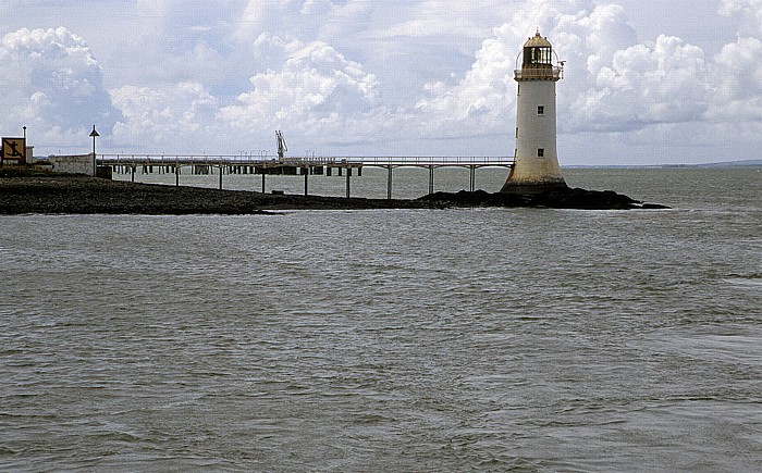 Blick von der Shannon-Autofähre Tarbert - Killimer: Tarbert Lighthouse (Leuchtturm), River Shannon