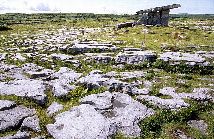 The Burren: Poulnabrone Dolmen (Loch des Mühlsteins“, Loch der Sorgen“, Hole of the Sorrows) Burren National Park