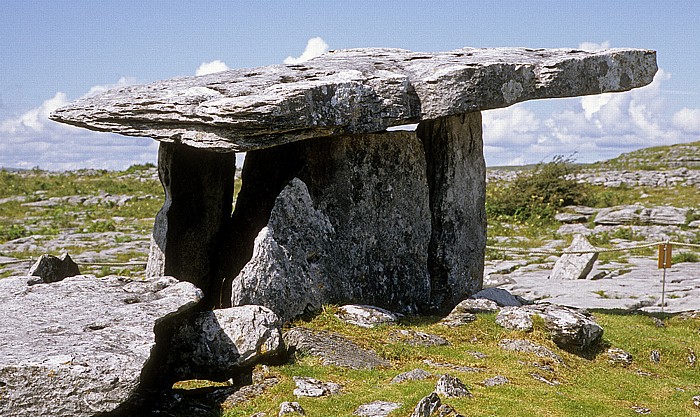 The Burren: Poulnabrone Dolmen (Loch des Mühlsteins“, Loch der Sorgen“, Hole of the Sorrows) Burren National Park