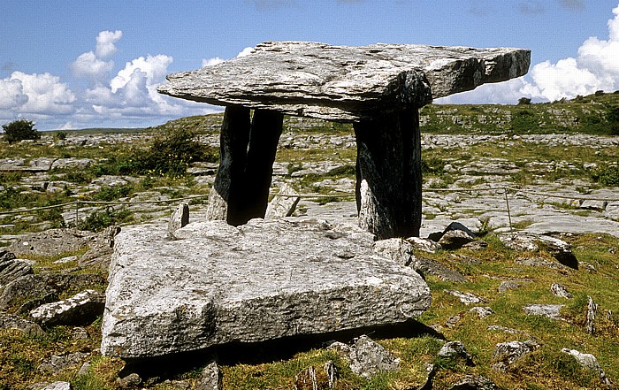 Burren National Park The Burren: Poulnabrone Dolmen (Loch des Mühlsteins“, Loch der Sorgen“, Hole of the Sorrows)