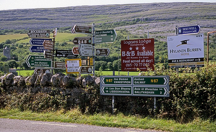 The Burren: Kreuzung N67/R480 - Verkehrsschilder Ballyvaughan