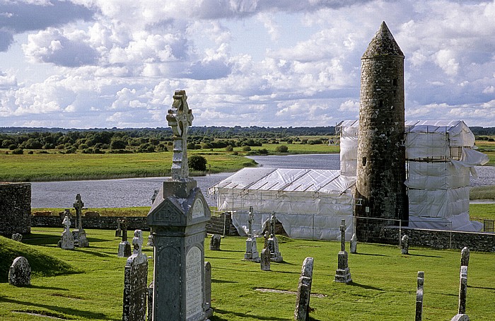 Clonmacnoise Klosterruine: Gräber, Temple Finghin