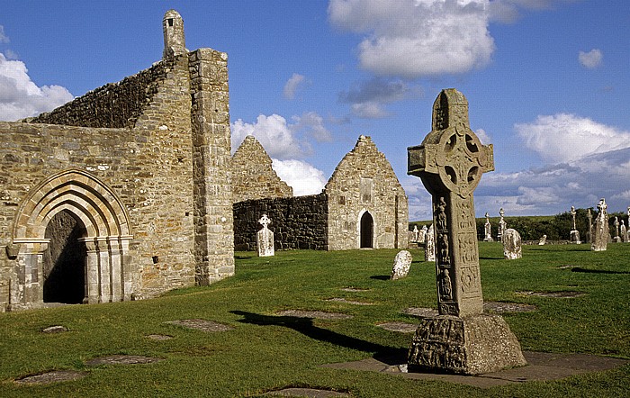 Klosterruine (v.l.): Kathedrale, Temple Dowling, Bibelkreuz (Cross of the Scriptures) Clonmacnoise