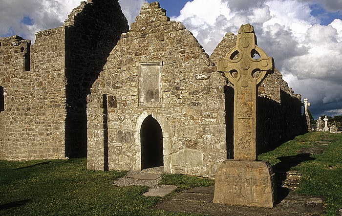 Klosterruine: Temple Dowling und Südkreuz Clonmacnoise