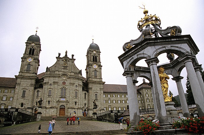 Benediktinerabtei Maria Einsiedeln: Marienbrunnen, Klosterplatz und Stiftskirche