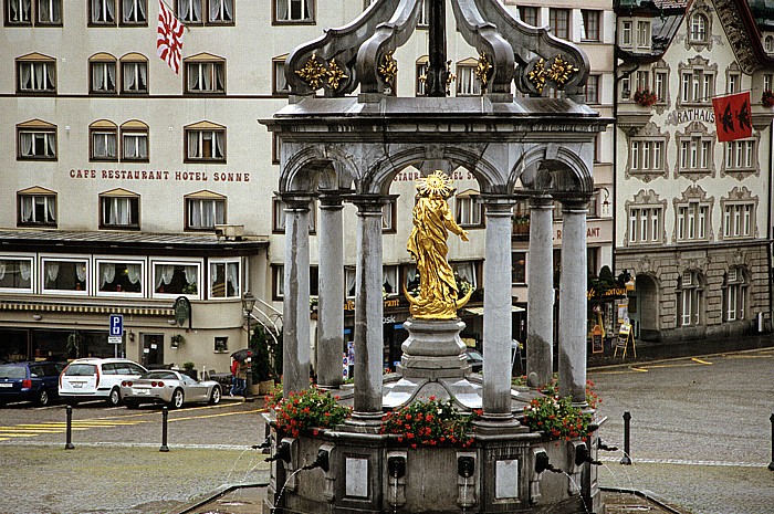 Benediktinerabtei Maria Einsiedeln: Klosterplatz mit Marienbrunnen