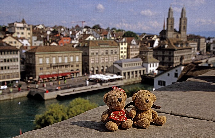 Zürich Altstadt: Lindenhof: Teddine und Teddy Grossmünster