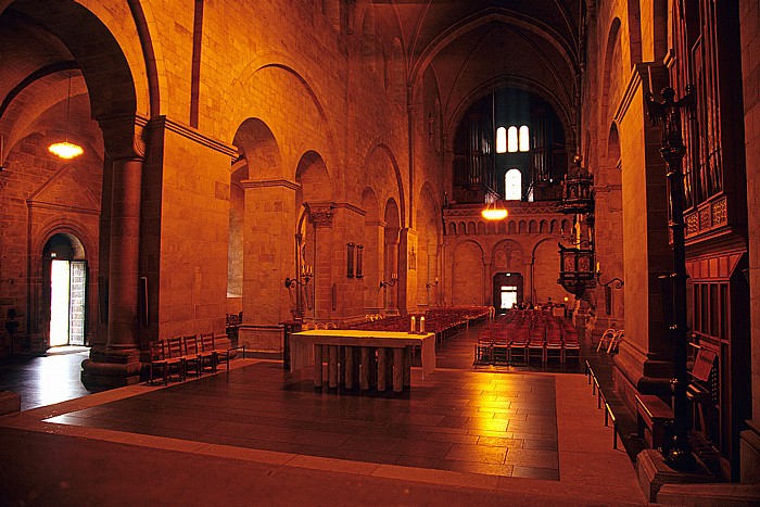 Dom zu Lund (Lunds domkyrka): Mittelschiff und Kanzel Lund