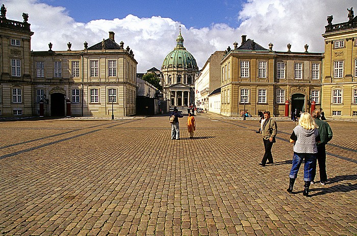 Kopenhagen Schloss Amalienborg (v.l.): Palais Moltke, Palais Levetzau Marmorkirken