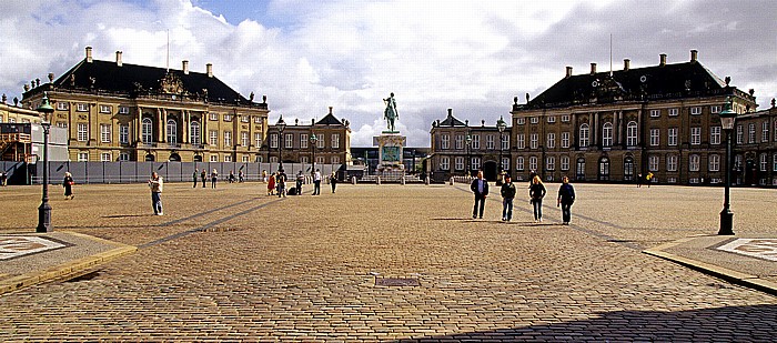 Kopenhagen Schloss Amalienborg (v.l.): Palais Brockdorff, Reiterstandbild Frederik V., Palais Schack