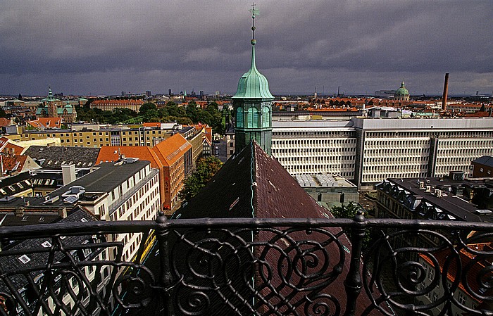 Kopenhagen Blick vom Runden Turm (Rundetårn): Dreifaltigkeitskirche (Trinitatis Kirke) Marmorkirken Runder Turm (Rundetårn) Schloss Rosenborg (Rosenborg Slot)