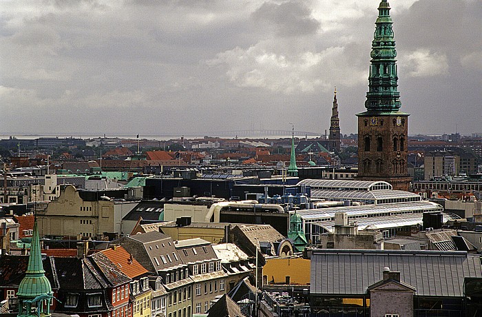 Kopenhagen Blick vom Runden Turm (Rundetårn) Nikolaj Kunsthal Öresundbrücke Runder Turm (Rundetårn) Vor Frelsers Kirke