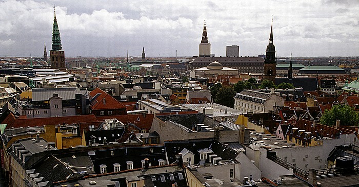 Kopenhagen Blick vom Runden Turm (Rundetårn) Christians Kirke Christiansborg Slot Heiliggeistkirche (Helligåndskirken) Nikolaj Kunsthal Palastkapelle Christiansborg Runder Turm (Rundetårn) Vor Frelsers Kirke