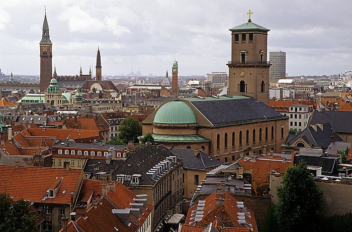 Kopenhagen Blick vom Runden Turm (Rundetårn): Frauenkirche (Vor Frue Kirke) Rathaus (Københavns Rådhus) Runder Turm (Rundetårn) Wheel of Copenhagen